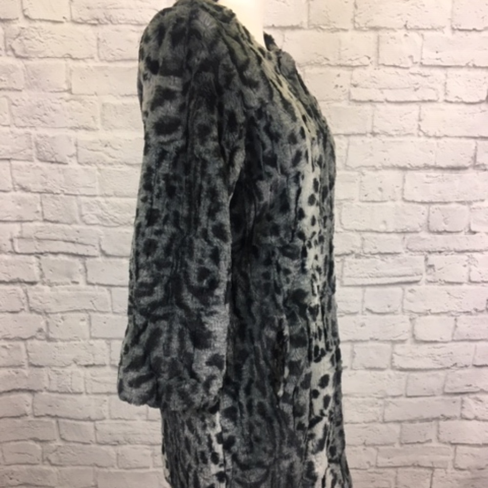 Coat Sale! 💫Faux Fur Collarless 3/4 Sleeve Coat - Picture 4 of 8